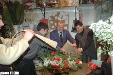 Экс-король свадеб Самед Самедов на 8 марта продает цветы (фотосессия)