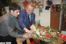 Экс-король свадеб Самед Самедов на 8 марта продает цветы (фотосессия)