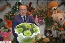 Экс-король свадеб Самед Самедов на 8 марта продает цветы (фотосессия)