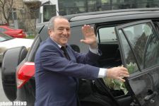 Экс-король свадеб Самед Самедов на 8 марта продает цветы (фотосессия)