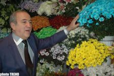 Экс-король свадеб Самед Самедов на 8 марта продает цветы (фотосессия)