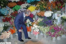 Экс-король свадеб Самед Самедов на 8 марта продает цветы (фотосессия)