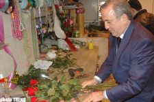 Экс-король свадеб Самед Самедов на 8 марта продает цветы (фотосессия)