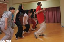 Первые уроки в бакинском "Unidance" даст танцор, работавший с Димой Биланом (фотосессия)