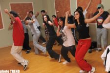Первые уроки в бакинском "Unidance" даст танцор, работавший с Димой Биланом (фотосессия)
