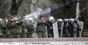 Кровавые беспорядки в Киргизии (фотосессия)