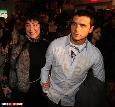 Возлюбленный подарил Лолите кольцо