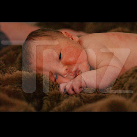 Второй в мире беременный мужчина показал сына (фотосессия)