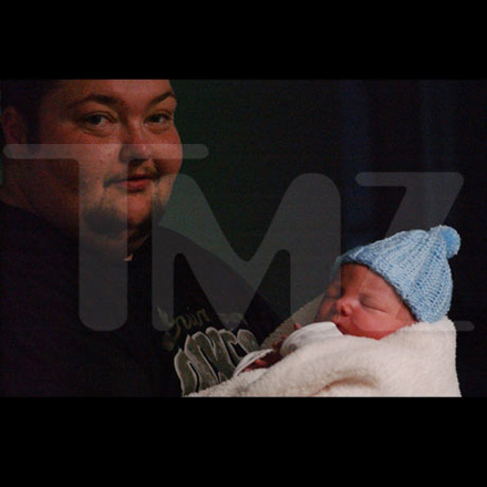 Второй в мире беременный мужчина показал сына (фотосессия)