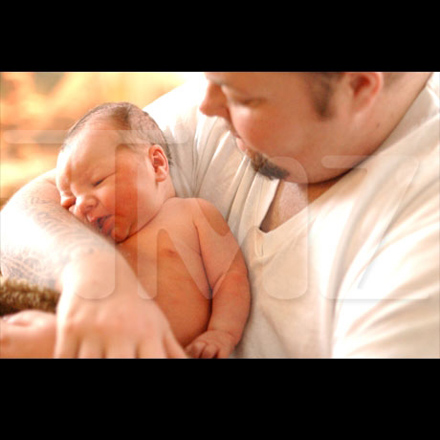 Второй в мире беременный мужчина показал сына (фотосессия)