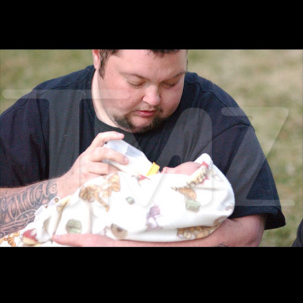 Второй в мире беременный мужчина показал сына (фотосессия)