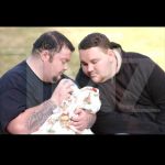 Второй в мире беременный мужчина показал сына (фотосессия)