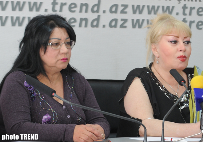 Народная артистка Азербайджана Ильхама Гулиева наградила личного адвоката титулом "Королева адвокатов"