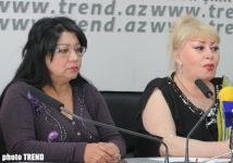 Народная артистка Азербайджана Ильхама Гулиева наградила личного адвоката титулом "Королева адвокатов"