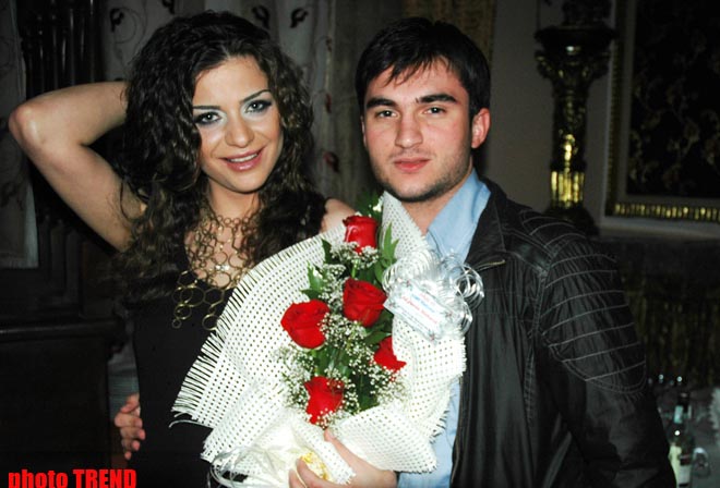 День рождения певицы-модели Сули - между Гитлером и Лениным (фотосессия)