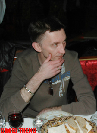 День рождения певицы-модели Сули - между Гитлером и Лениным (фотосессия)