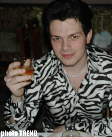 День рождения певицы-модели Сули - между Гитлером и Лениным (фотосессия)