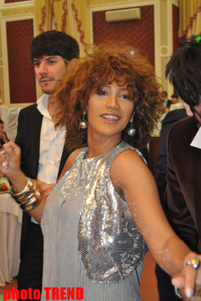 За честь бесплатно спеть на свадьбе брата Фаига Агаева певцы вступили в соревнование (фотосессия)