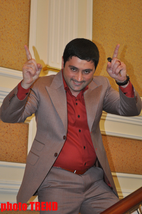 За честь бесплатно спеть на свадьбе брата Фаига Агаева певцы вступили в соревнование (фотосессия)