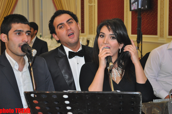 За честь бесплатно спеть на свадьбе брата Фаига Агаева певцы вступили в соревнование (фотосессия)