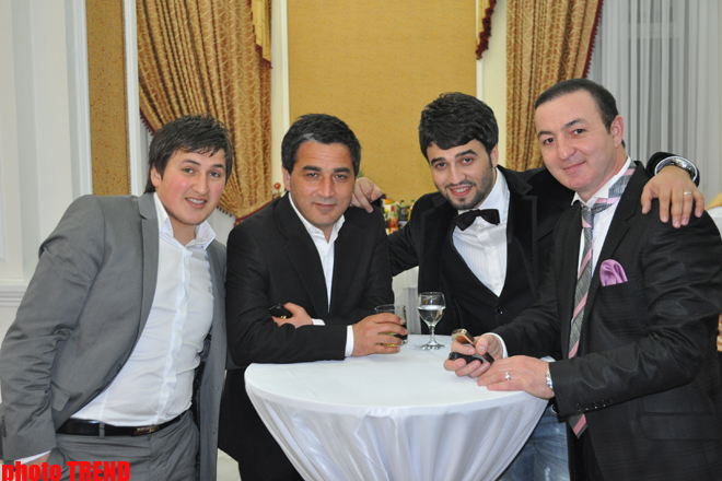 За честь бесплатно спеть на свадьбе брата Фаига Агаева певцы вступили в соревнование (фотосессия)