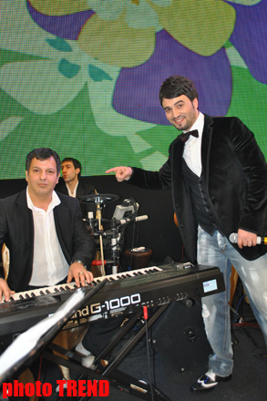 За честь бесплатно спеть на свадьбе брата Фаига Агаева певцы вступили в соревнование (фотосессия)