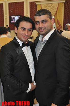 За честь бесплатно спеть на свадьбе брата Фаига Агаева певцы вступили в соревнование (фотосессия)