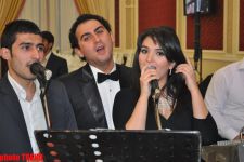 За честь бесплатно спеть на свадьбе брата Фаига Агаева певцы вступили в соревнование (фотосессия)