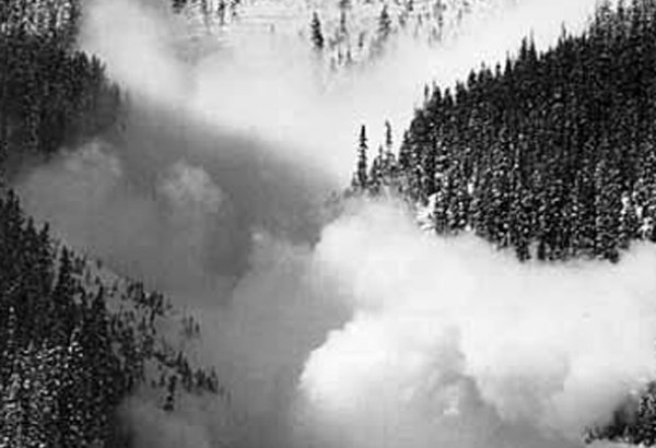 В горах Грузии ищут российских туристов, попавших под снежную лавину