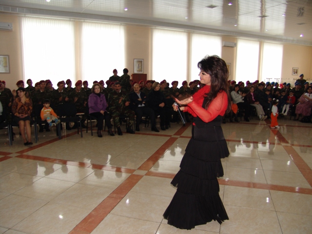 Солдаты в слезах! Народная артистка Азербайджана Назпери Досталиева попала под дождь цветов (фотосессия)