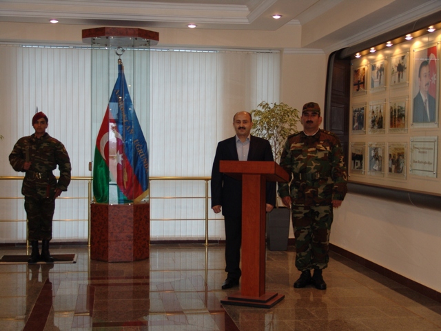 Солдаты в слезах! Народная артистка Азербайджана Назпери Досталиева попала под дождь цветов (фотосессия)