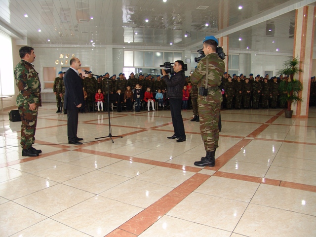 Солдаты в слезах! Народная артистка Азербайджана Назпери Досталиева попала под дождь цветов (фотосессия)