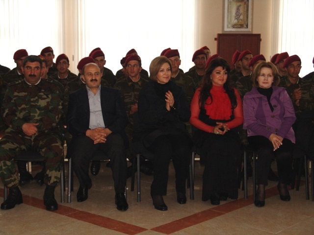 Солдаты в слезах! Народная артистка Азербайджана Назпери Досталиева попала под дождь цветов (фотосессия)