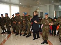 Солдаты в слезах! Народная артистка Азербайджана Назпери Досталиева попала под дождь цветов (фотосессия)