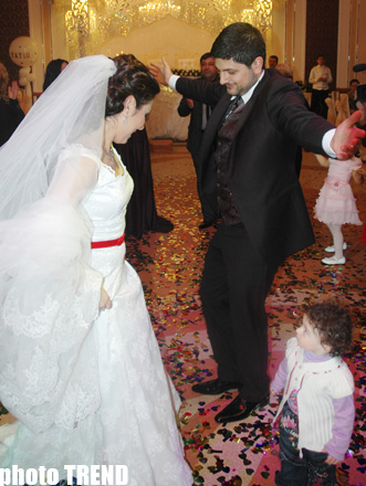 Танцевальный конкурс на свадьбе певицы Егяны, где был похищен турецкий жених (фотосессия)