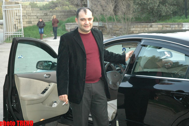 Продюсер мейханачы Намига Гарачухурлу бьет рекорд по смене автомобилей (фотосессия)