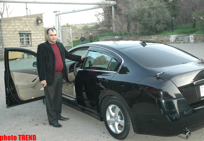 Продюсер мейханачы Намига Гарачухурлу бьет рекорд по смене автомобилей (фотосессия)