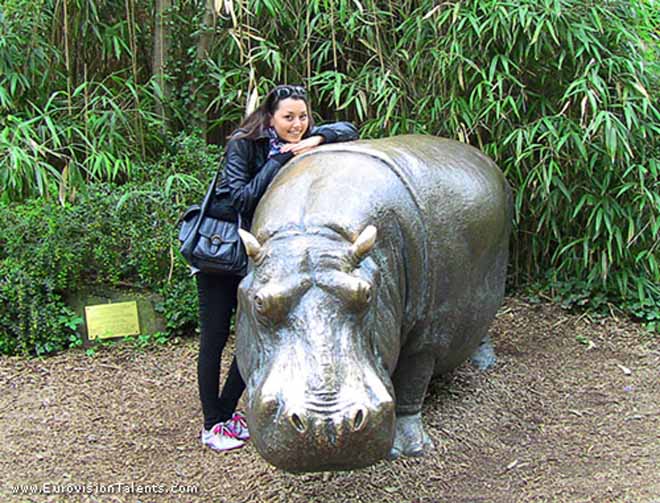 Певица Сафура вместе с баранами, козами и бегемотом (фотосессия)