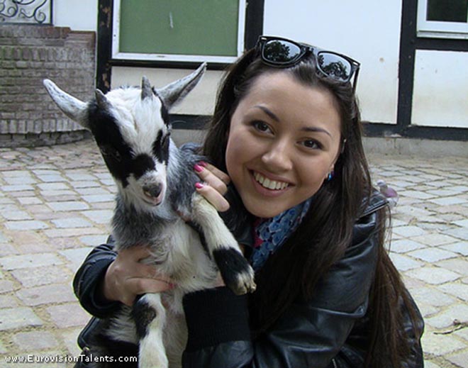 Певица Сафура вместе с баранами, козами и бегемотом (фотосессия)