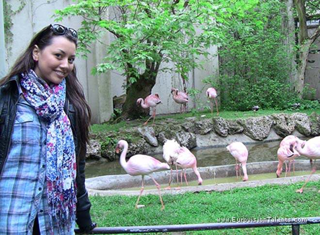 Певица Сафура вместе с баранами, козами и бегемотом (фотосессия)