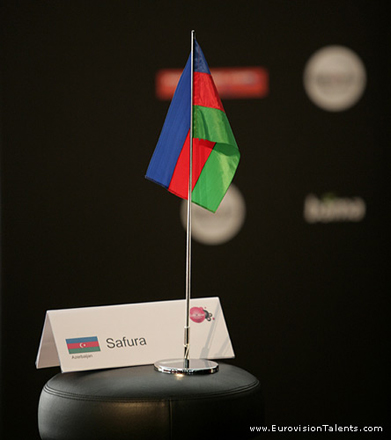 Сафура в черном и парень с голым торсом ( видео-фотосессия)