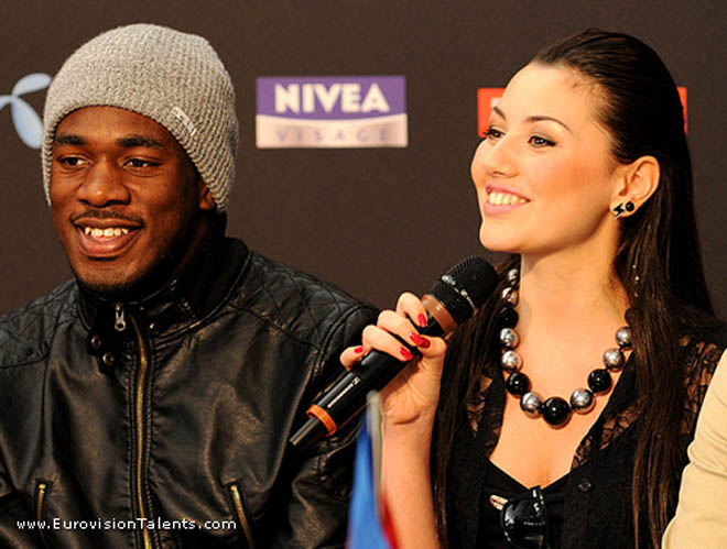 Сафура в черном и парень с голым торсом ( видео-фотосессия)