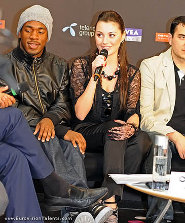 Сафура в черном и парень с голым торсом ( видео-фотосессия)