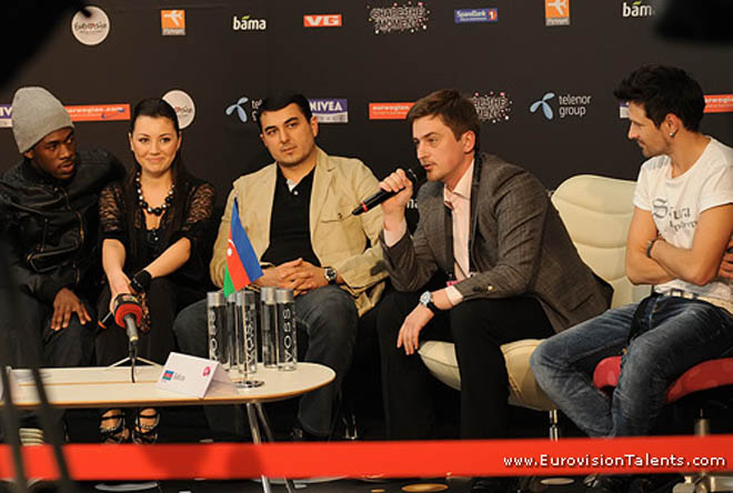 Сафура в черном и парень с голым торсом ( видео-фотосессия)