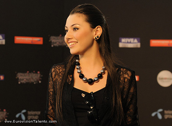 Сафура в черном и парень с голым торсом ( видео-фотосессия)