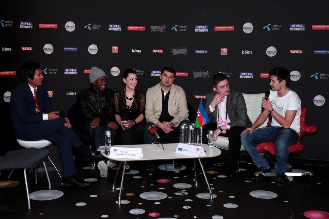 Сафура в черном и парень с голым торсом ( видео-фотосессия)