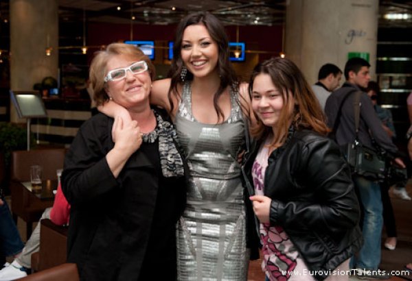 Ночью Сафура превращается в маленького ребенка и спит рядом со мной – мама Сафуры Ализаде (видео)