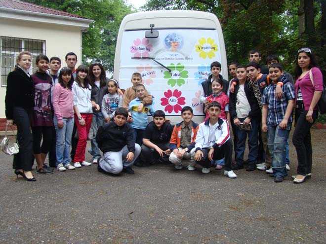 Бакинские школьники приняли участие в автобусном туре по регионам страны (фотосессия)