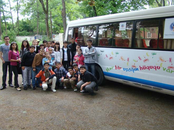 Бакинские школьники приняли участие в автобусном туре по регионам страны (фотосессия)