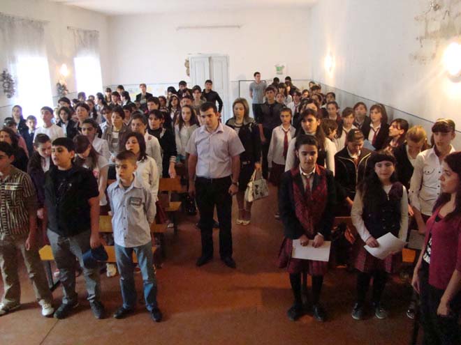 Бакинские школьники приняли участие в автобусном туре по регионам страны (фотосессия)